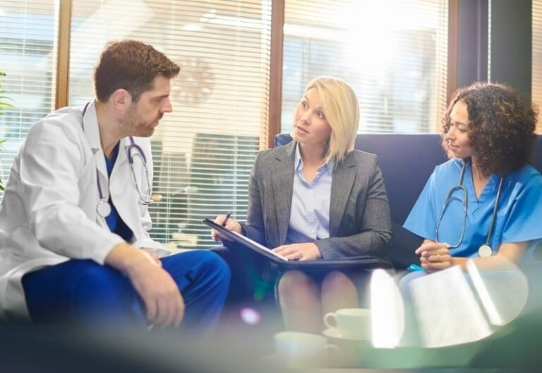 doctor y dos mujeres reunidos en pagina Visitadora Médica en Badajoz