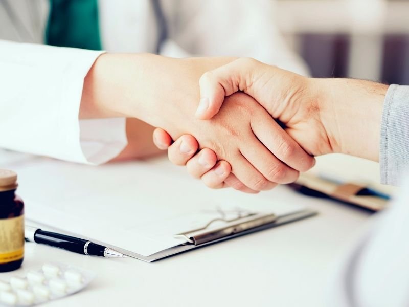 personas estrechando las manos en pagina de Servicios Visitadora Médica Badajoz